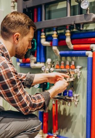 Homme travaillant sur de la tuyauterie