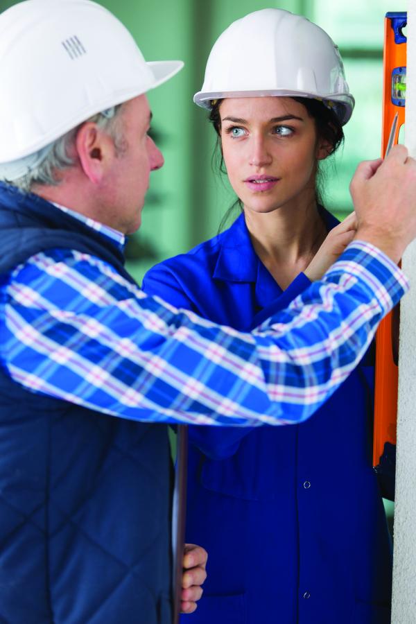 une jeune femme et son tutuer avec casques sur la tête