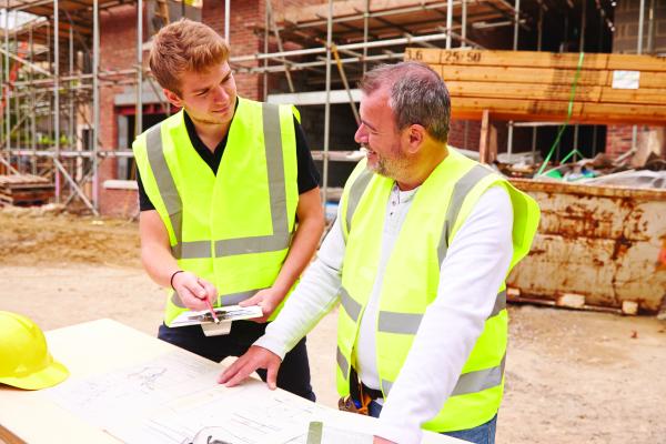 photo d'un jeune et d'un senior chantier du bâtiment