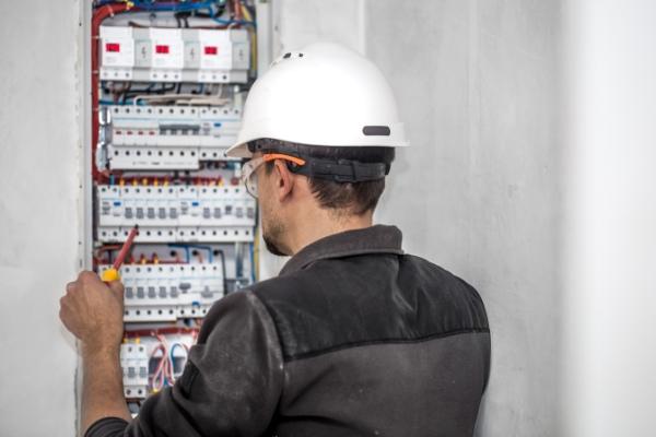 Électricien travaillant sur un compteur électrique