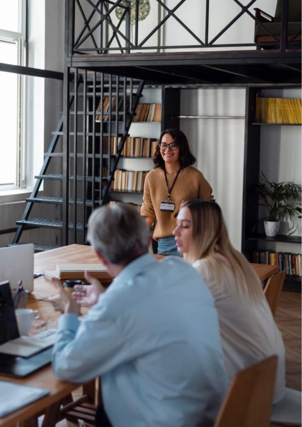 Femme rejoignant deux collaborateurs qui discutent